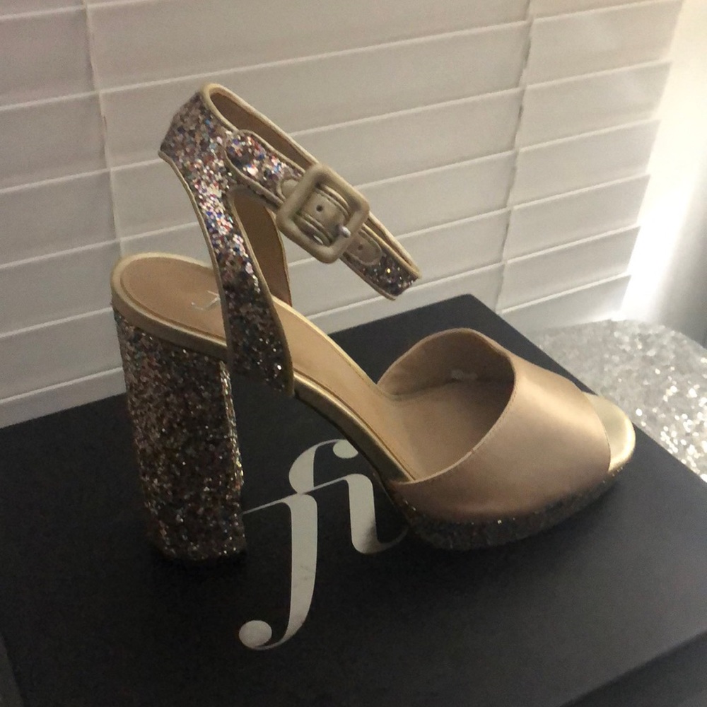 THE FIX, NIB 8.5 PLATFORM HEEL
Gold with Multi Colored Sequins
